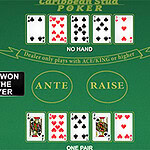 Stół do pokera z rozłożonymi kartami pokerowymi, w tym parą asów, napisem HAND WON BY THE PLAYER oraz oznaczeniami ANTE i RAISE