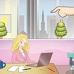 Kobieta pracująca na laptopie przy biurku w jasnym biurze, z dużymi oknami na tle wieżowców i drzew w doniczkach, z wystawionym palcem wskazującym