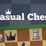 Grafika z napisem Casual Chess z koroną nad tekstem oraz widok z góry na szachownicę z figurami