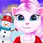 Różowa kotka z niebieskimi oczami na tle zimowym z bałwanem i piernikowym ludzikiem