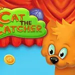 Pomarańczowy kot z dużymi oczami, zasłony w tle oraz kolorowe monety i przędza