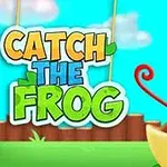 Zielona żaba z wystającym językiem na niebieskim tle z chmurami, obok kolorowy napis CATCH THE FROG