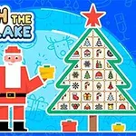 Święty Mikołaj trzymający żółty prezent obok choinki z ozdobionymi kafelkami na niebieskim tle