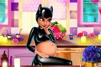 W grze Catwoman Pregnant towarzysz Catwoman w podróży superbohaterki w ciąży