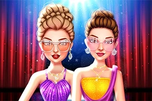 Dwie stylowe kobiety w eleganckich sukniach i okularach na tle scenicznych świateł