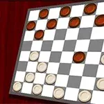 Plansza do gry w warcaby z pionkami w dwóch kolorach, ustawiona na drewnianym tle