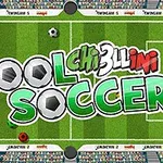 Napis Pool Chillin Soccer na tle boiska piłkarskiego z kolorowymi piłkami wokół