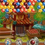 Kolorowe bąbelki ułożone w rzędach nad stylizowaną sceną z tradycyjnymi japońskimi budynkami i drzwiami, w otoczeniu zieleni i drzew