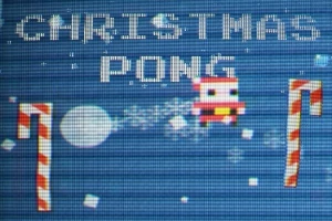 Napis Christmas Pong na tle pikselowej grafiki z motywem świątecznym, z postacią w czapce Mikołaja, kulą i cukrowymi laskami