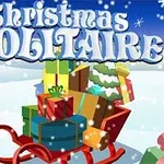 Świąteczne sanie wypełnione kolorowymi prezentami na tle zaśnieżonego krajobrazu z napisem Christmas Solitaire