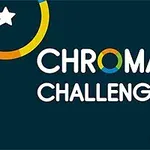 Napis Chroma Challenge na ciemnym tle z kolorowymi okręgami i białymi gwiazdami