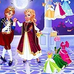 Księżniczka i książę tańczą na balu w otoczeniu różnych strojów i akcesoriów w bajkowej scenerii z widokiem na księżyc