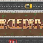 Tor wyścigowy widziany z góry, z żółtym i czerwonym samochodem oraz złotym napisem CIRCLE DRIVE na środku