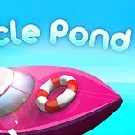 Różowa łódź z kołem ratunkowym na wodzie z niebieskim tłem i napisem Circle Pond