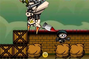 Postać w czarnym stroju z rakietą na tle skrzyń i worków z piaskiem, z maszyną przypominającą robota w lewym górnym rogu