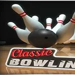 Czarno-biała kula do kręgli uderza w zestaw białych kręgli z czerwonymi paskami, z napisem Classic Bowling na dole