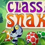 Kolorowy napis classic snake w stylu kreskówkowym z uśmiechniętym wężem i jajkami w kropki na tle liści