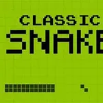 Zielony ekran z dużym napisem CLASSIC SNAKE, pikselowy wąż w lewym dolnym rogu
