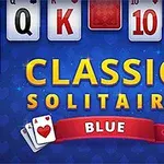 Karty do gry z widocznymi damą, królem, dziesiątką i asem na niebieskim tle z napisem CLASSIC SOLITAIRE BLUE w centrum