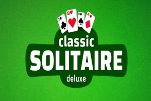 Napis „classic SOLITAIRE deluxe” na zielonym tle z grafiką czterech kart