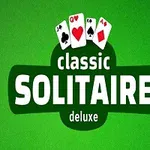 Napis „classic SOLITAIRE deluxe” na zielonym tle z grafiką czterech kart