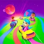 Kolorowy krajobraz z trzema postaciami jeżdżącymi małymi samochodzikami po zakrzywionej, wielobarwnej drodze na tle planet i gwiazd