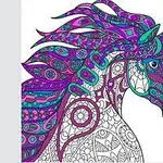 Kolorowanka przedstawiająca konia złożonego z abstrakcyjnych, kolorowych wzorów geometrycznych w odcieniach fioletu, niebieskiego i turkusu
