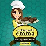 Kobieta w kucharskiej czapce trzymająca talerz z czekoladowymi ciastkami w kształcie motyla, z logo cooking with emma na zielonym tle