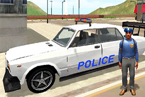 Policjant w niebieskim mundurze stoi obok białego radiowozu z napisem POLICE na tle miejskiego krajobrazu