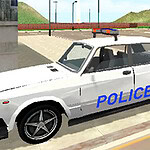 Policjant w niebieskim mundurze stoi obok białego radiowozu z napisem POLICE na tle miejskiego krajobrazu