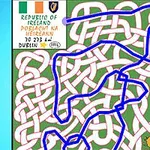 Mapa przedstawiająca złożony labirynt z niebieską linią prowadzącą przez skomplikowaną sieć ścieżek na zielonym tle, z irlandzką flagą i tekstem w tle