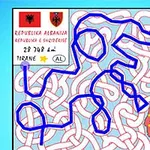 Mapa z niebieską linią prowadzącą przez labirynt na tle z fragmentów flagi i statystykami Albanii