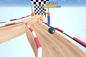 Kulista, metaliczna kula toczy się po drewnianej ścieżce z biało-czerwoną barierką, prowadzącej do szachownicy na tle błękitnego nieba