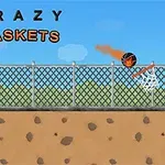 Czarna piłka z płomieniem lecąca w kierunku kosza, na tle metalowego ogrodzenia i niebieskiego nieba; napis CRAZY BASKETS w lewym górnym rogu