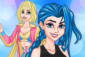 Dwie stylizowane postacie o kolorowych włosach na jasnoniebieskim tle, jedna z blond włosami i różowo-żółtym ubraniu, druga z niebieskimi włosami i czarnym topem