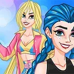 Dwie stylizowane postacie o kolorowych włosach na jasnoniebieskim tle, jedna z blond włosami i różowo-żółtym ubraniu, druga z niebieskimi włosami i czarnym topem