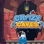 Napisy Crazy Caves z lampą wiszącą u góry i postacią w niebieskim wagoniku na tle czerwonych skał