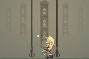 Starszy mężczyzna w żółtym kapeluszu i z książką w rękach, stojący w pomieszczeniu z obrazami lub zdjęciami duchów na ścianach