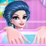 Kobieta z niebieskimi włosami i makijażem zanurza dłonie w misce z wodą na tle różowego pokoju