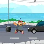 Mężczyzna w czerwonej czapce stoi przestraszony na chodniku przy drodze, przed nadjeżdżającym czarnym samochodem, z widokiem na morze w tle