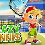 Chłopiec w czapce i stroju tenisowym z rakietą w ręku stoi na korcie tenisowym obok napisu Crazy Tennis
