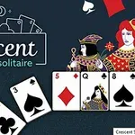 Karty z cyframi i figurami na stole, postać króla i królowej, tytuł Crescent Solitaire oraz symbol księżyca