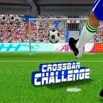 Piłkarz w niebieskich spodenkach kopiący piłkę w stronę bramki z napisem Crossbar Challenge na zielonej murawie