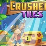 Postać w kapeluszu unosi młotek przed skrzynią skarbów w lesie, obok figury kamiennej głowy