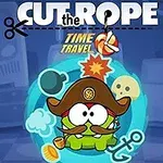 Zielony stworek ubrany jak pirat z musztaczem, otoczony ikonami kotwicy, działa i czaszki, na tle niebieskiego wzoru