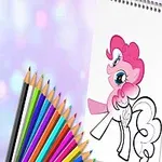 Kolorowe kredki obok kartki w szkicowniku z rysunkiem różowego konika na tle z pastelowymi bokeh