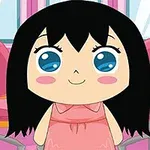 Postać z dużymi niebieskimi oczami i czarnymi włosami, ubrana w różową sukienkę, z uśmiechem, na tle wnętrza z różowymi i żółtymi krzesłami