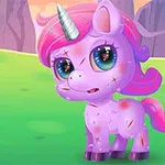 Różowy jednorożec z tęczową grzywą i dużymi oczami stoi na zielonej trawie, otoczony kolorowym tłem