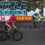 Dwóch kolarzy ścigających się na szosie z drzewami w tle, z widocznymi reklamami i napisem Cycle Sprint
