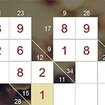 Diagram z siatką zawierający cyfry w niektórych polach, z dekoracyjnym tłem roślinnym